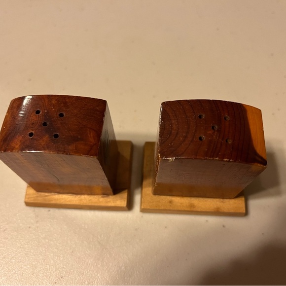 Wooden salt and pepper shakers “here lies, pepper and salt” tombstones - Picture 2 of 4